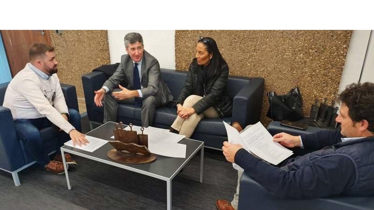 Valladares, los representantes de la Cámara de Comercio y el alcalde Manuel García.