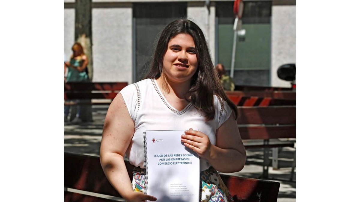 Leyre Robles con un ejemplar del trabajo desarrollado para el instituto. CARLOS CAMPILLO