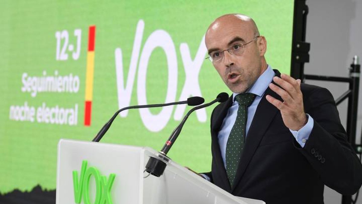 jorge buxadé durante la rueda de prensa de Vox. VÍCTOR LERENA