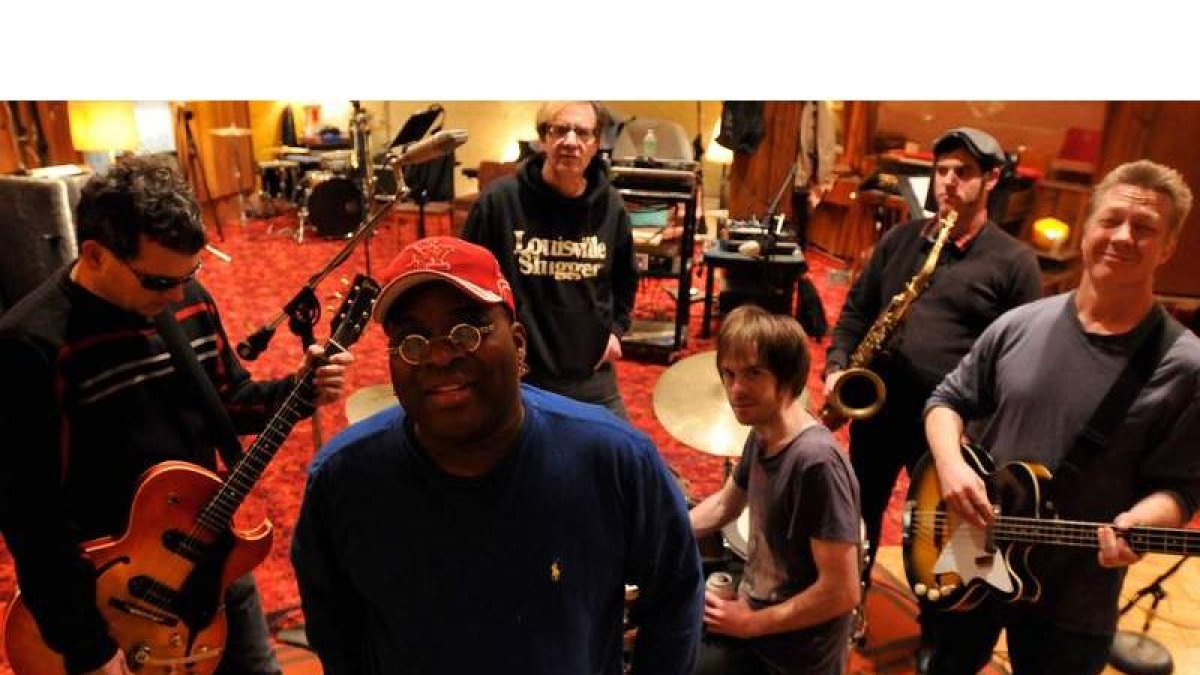 En el centro, Barry White, conocido artísticamente como Barrence Whitfield, con los integrantes del grupo The Savage.