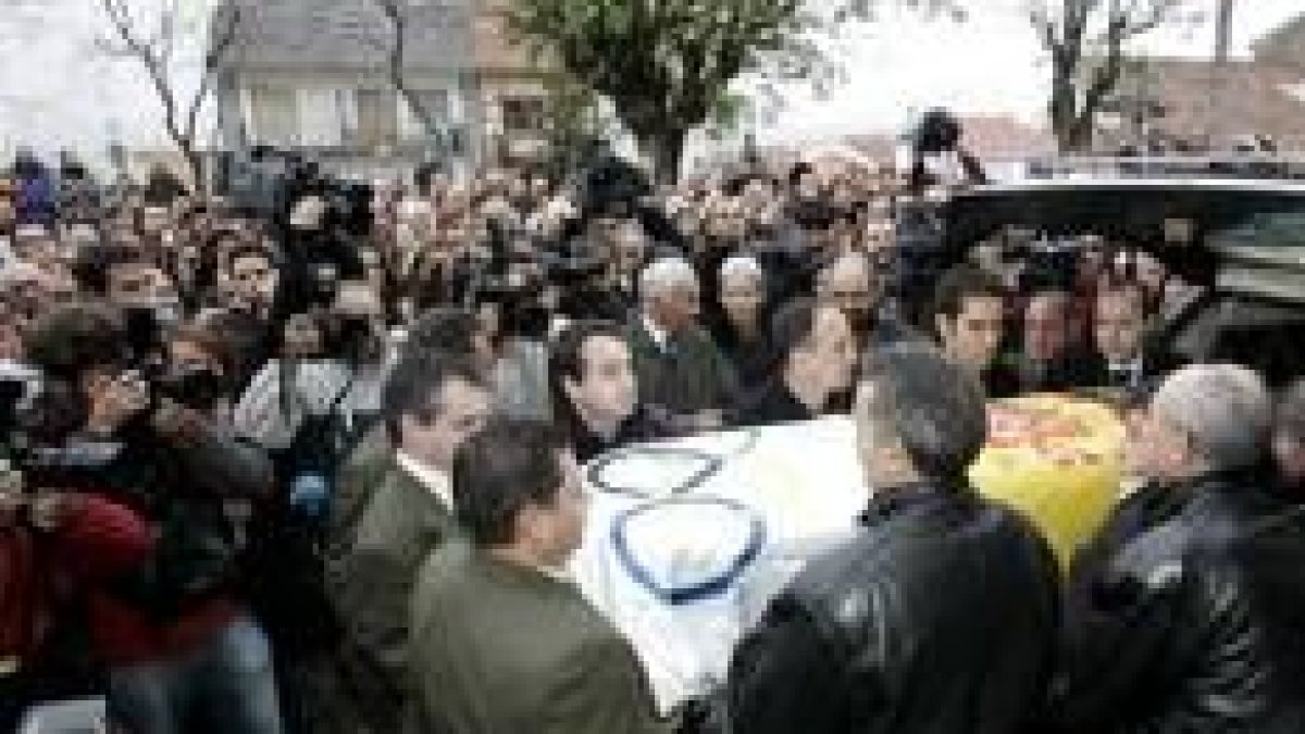 Blanca Fernández Ochoa y su marido en el funeral de su hermano