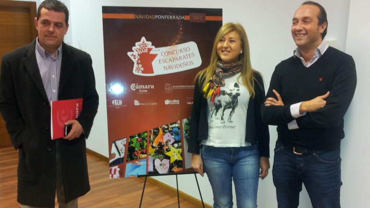 Javier Morán, de la Fele, la concejala Teresa Magaz, y Jorge Vargas, del CEL, ayer en la Cámara.