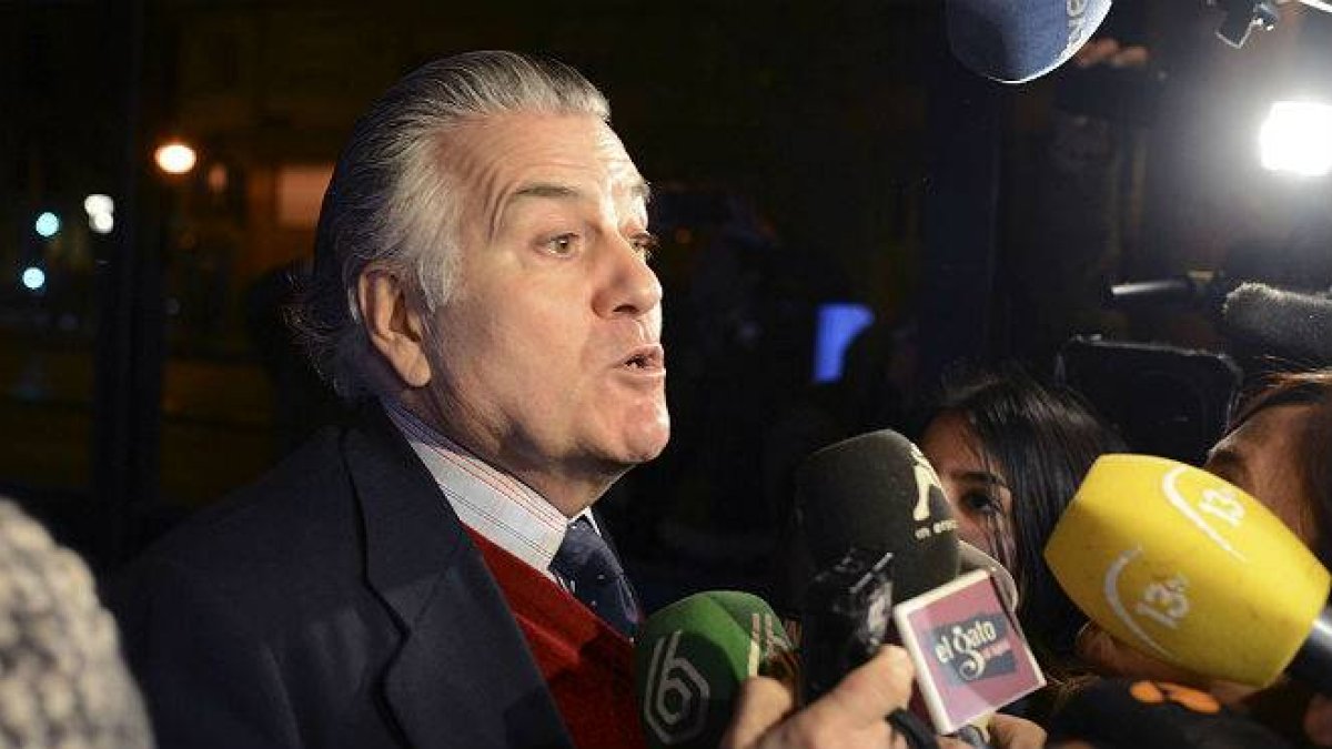 Luis Bárcenas llega a su casa tras salir de la cárcel.