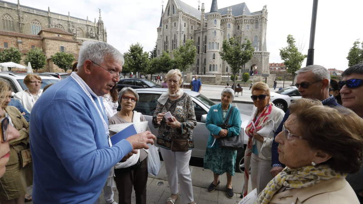 Fernando Lucio dirige una ruta por Astorga para conocer la ciudad desde los lugares y las curiosidades ligadas a Gaudí. MARCIANO PÉREZ