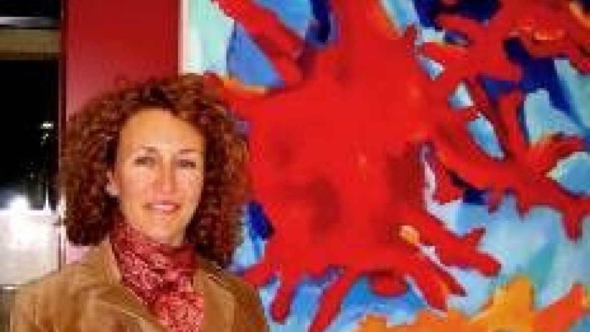 La artista Llimona Brota posa junto a una de sus obras