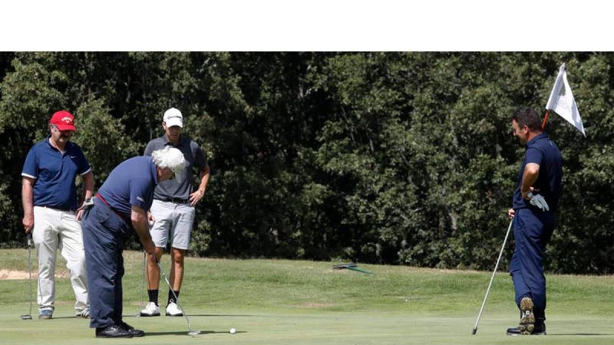 Un jugador ejecuta un golpe dentro el Pro Am que ayer sirvió para clausurar el Torneo Diario de León. RAMIRO