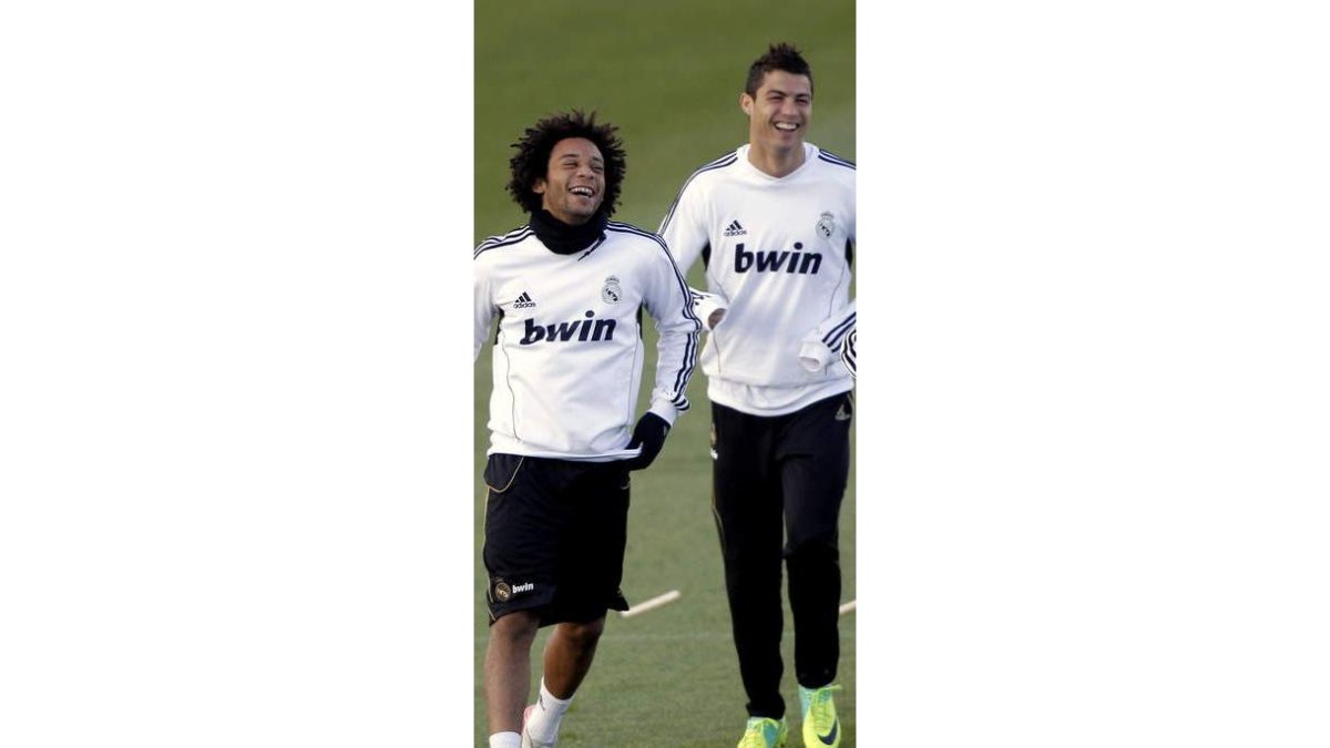 Marcelo y Cristiano se divierten en el entrenamiento de ayer.