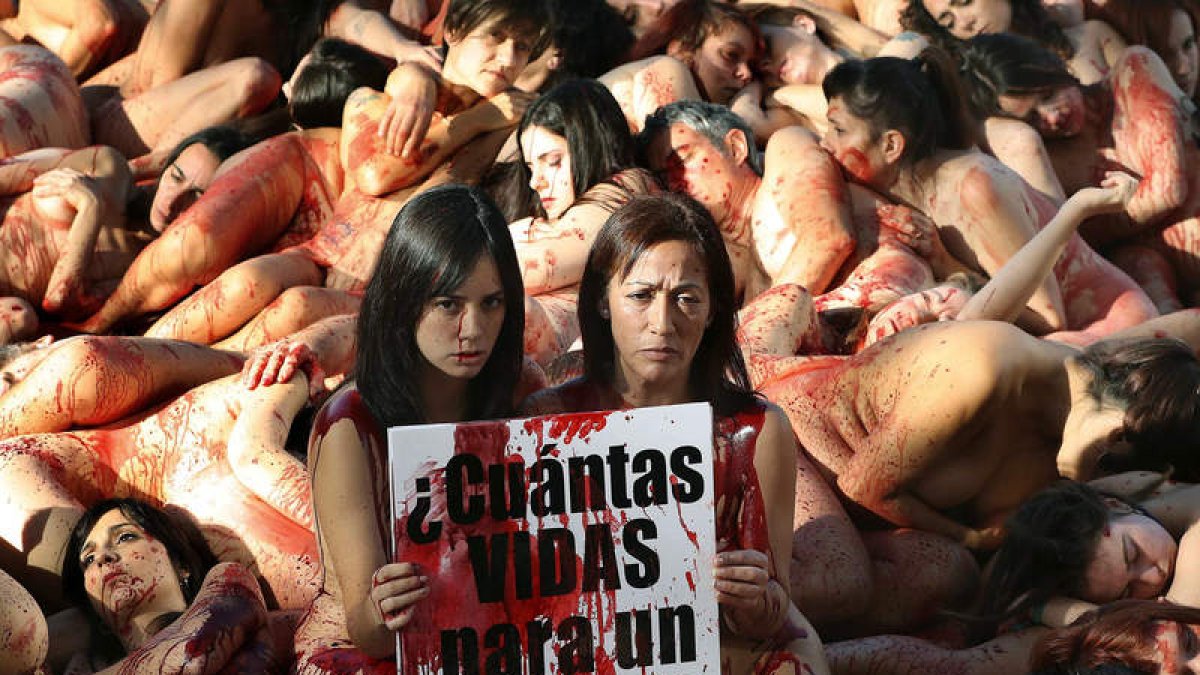 Protesta para concienciar a la población del enorme número de animales que se utilizan para hacer un abrigo. ANDREU DALMAU