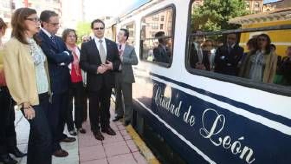 Travesí, Chamorro, Fernández y Rodríguez inspeccionaron el nuevo tren turístico de Feve