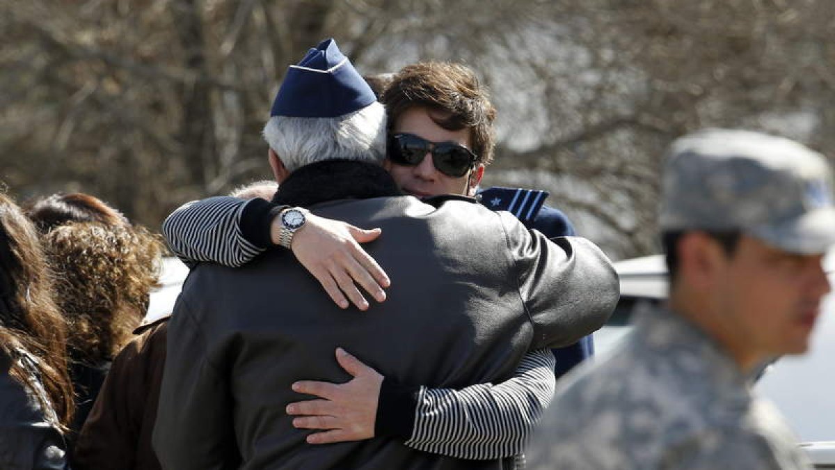 Familiares de las víctimas en su llegada a la base de la II Brigada de la Fuerza Aérea de Chile.