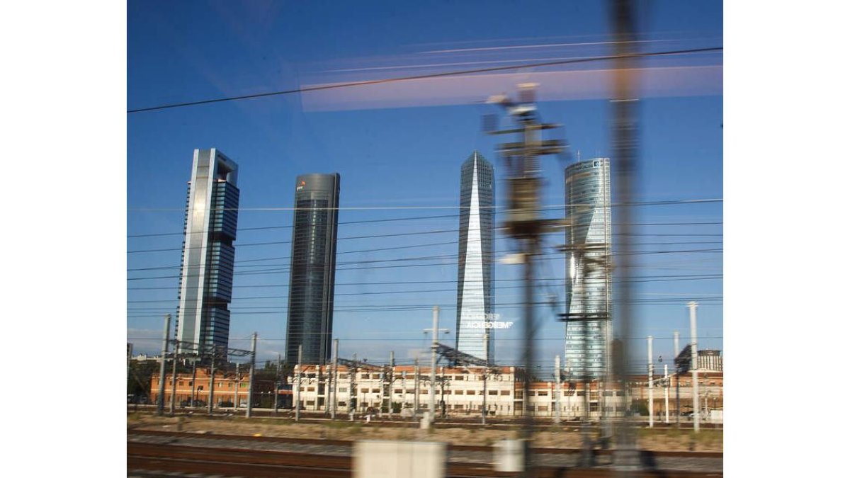 Llegada del primer AVE de León a la, a partir de hoy, estación de Clara Campoamor. R.P. VIECO