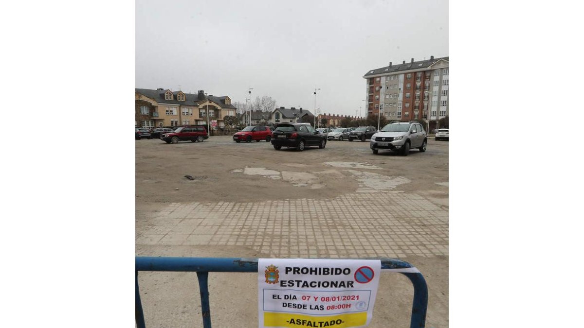 Cartel anunciador del asfaltado del solar del cuartel. L. DE LA MATA