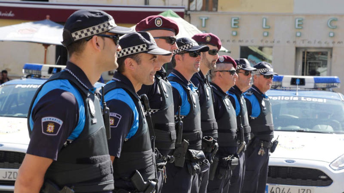 Un grupo de agentes posó ayer con los nuevos chalecos antibalas en San Marcelo. SECUNDINO PÉREZ