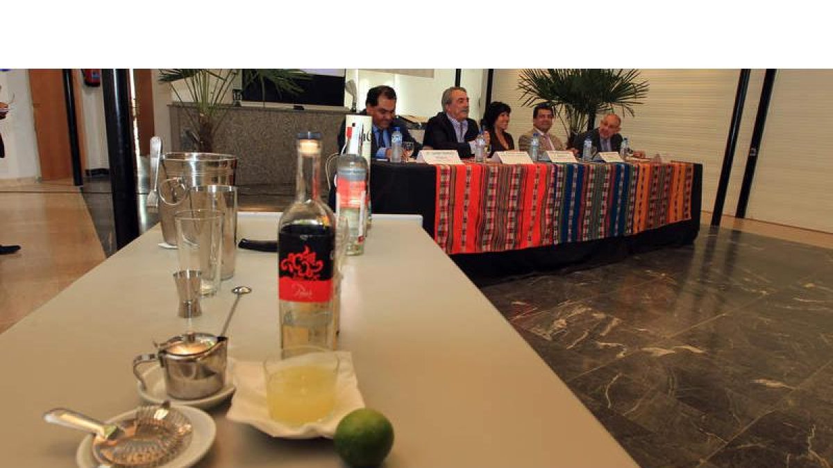 En primer plano la presentación de la bebida típica peruana, el pisco, con el alcalde y las autoridades ayer en el recinto ferial.