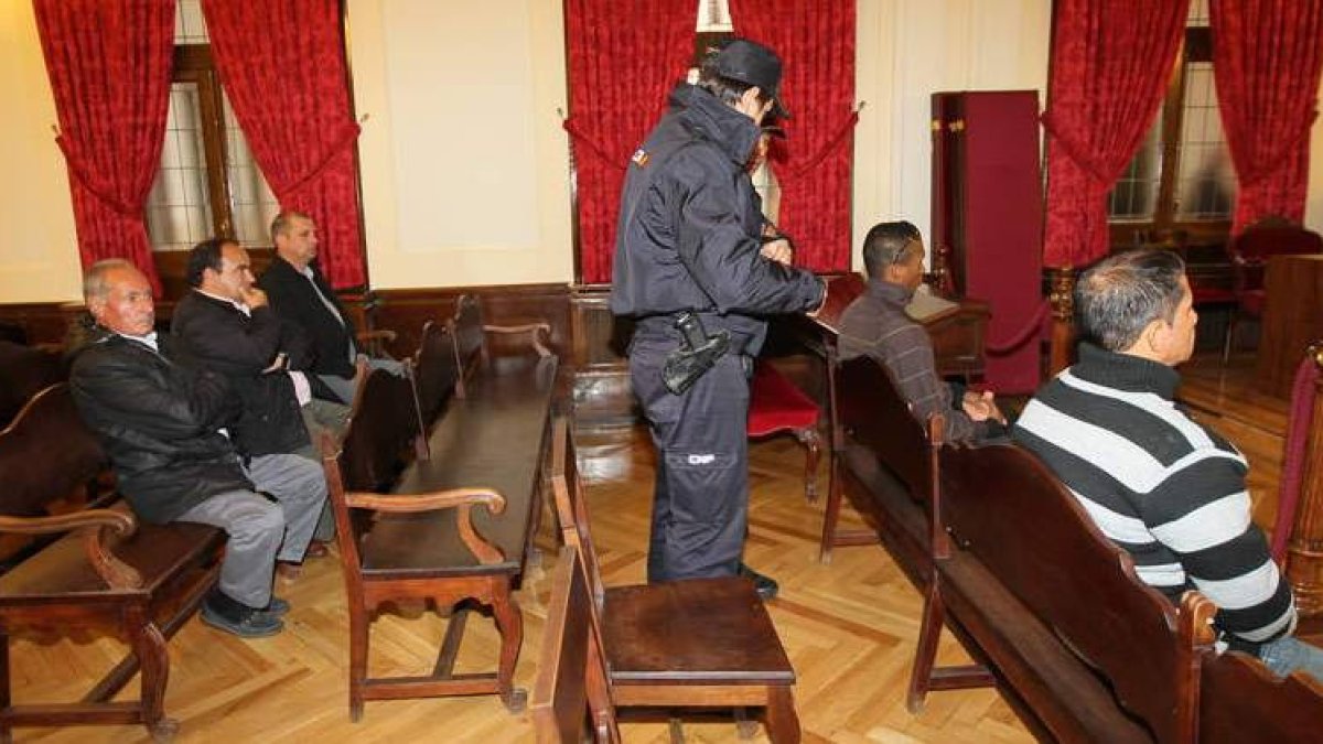 Moreno y Tello, en el banquillo de los acusados, con la familia Villayandre detrás observando.