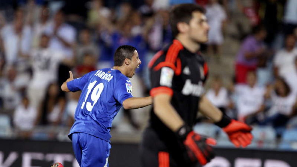 Abdelaziz Barrada celebra su gol, segundo de su equipo, mientras Casillas se lamenta de la pasividad de su defensa.