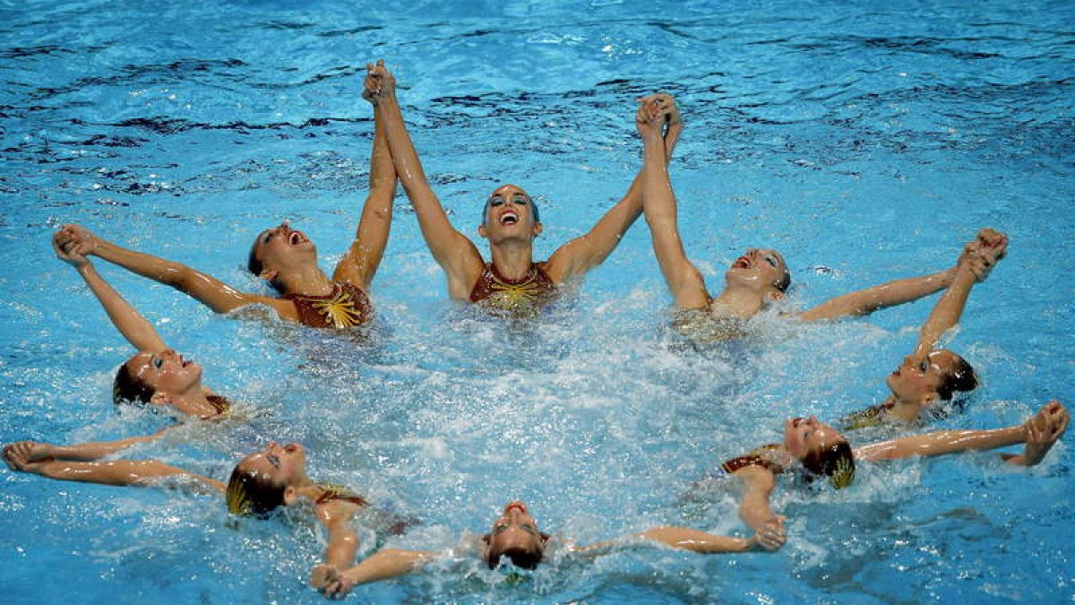 El equipo español de natación sincronizada durante su ejercicio en la final de rutina técnica.
