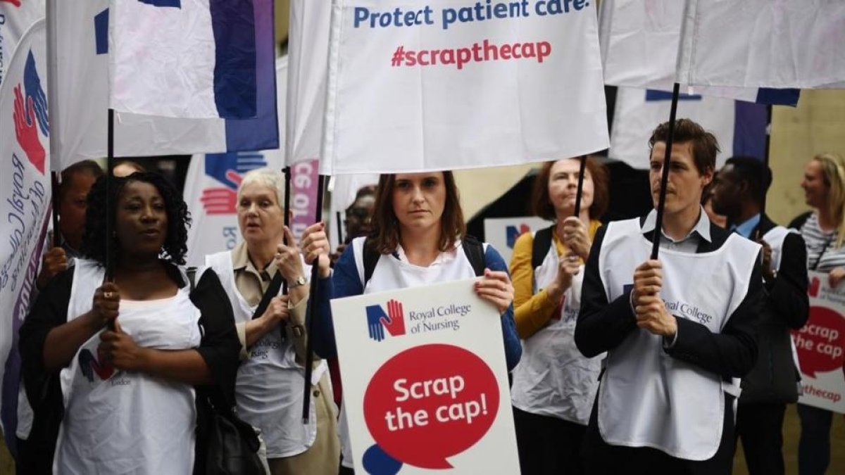 Protesta de los trabajadores del NHS, la sanidad británica, por sus salarios.