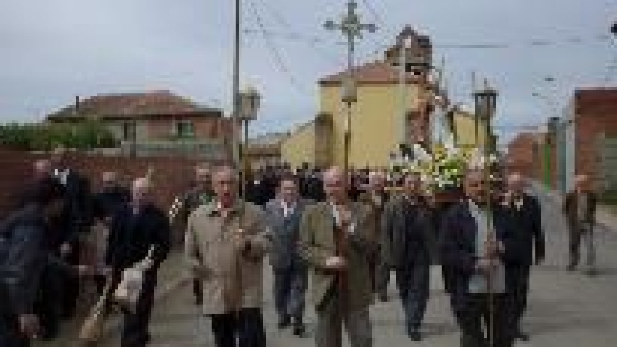 Los vecinos desfilaron por las calles del pueblo con la imagen de San Agustín en la fiesta del Voto
