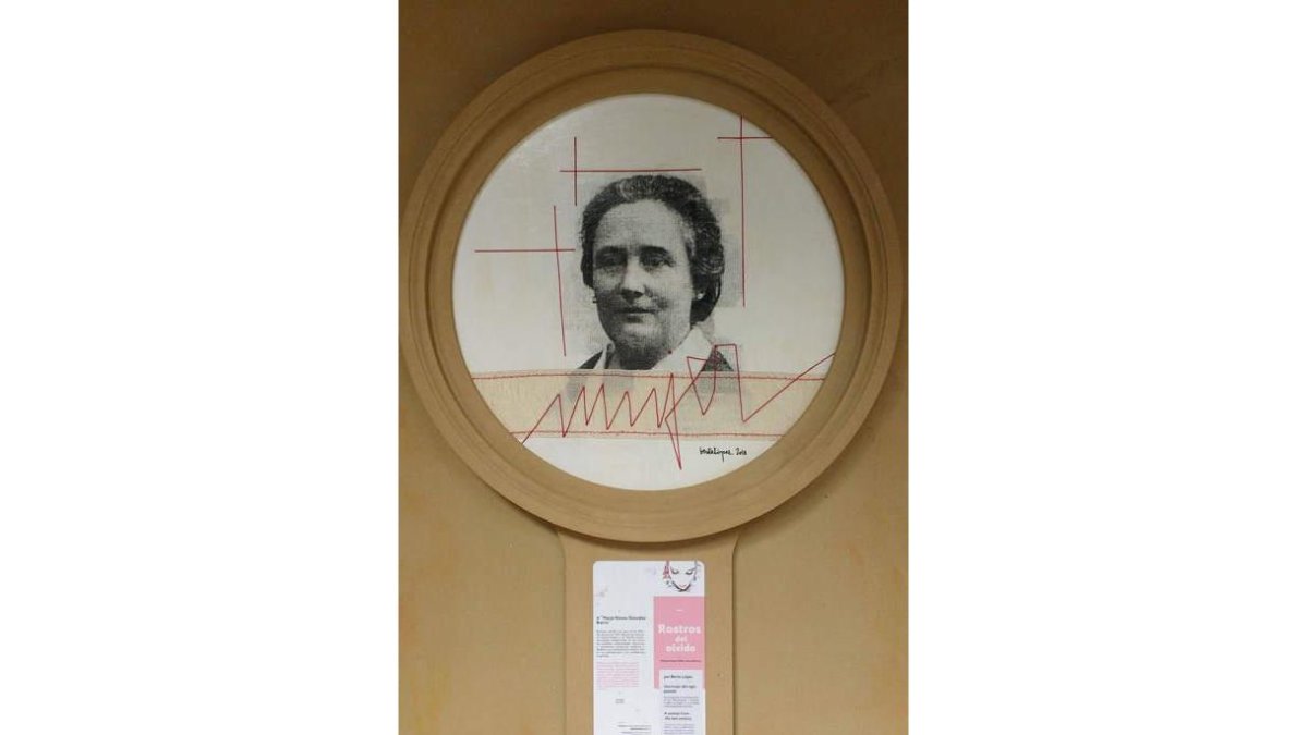 Medallón dedicado a Nieves González Barrio que se puede ver en la Casa de las Conchas de Salamanca.
