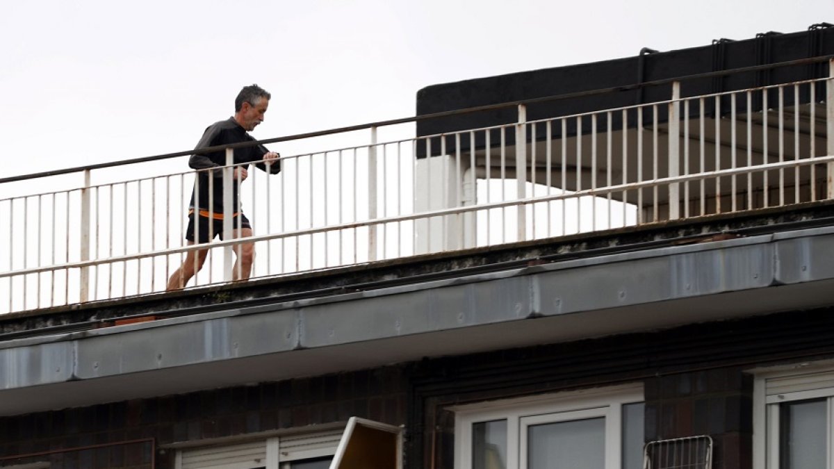 Un vecino haciendo deporte en una terraza. EFE/LUIS TEJIDO.