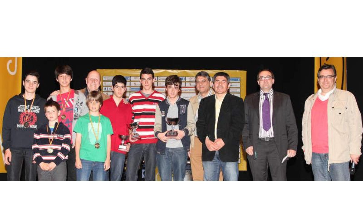 Jaime Santos, en el centro con la Copa de campeón del torneo de jóvenes talentos junto al resto de participantes y organizadores del Magistral ‘Ciudad de León’.