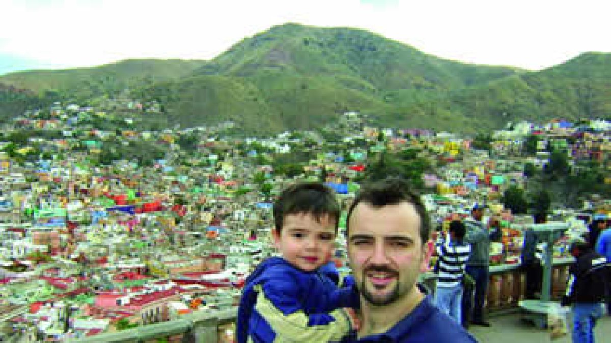Rubén González con su hijo Alonso que nació en León hace tres años.