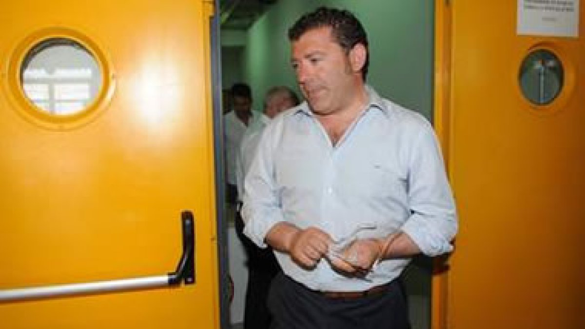 Javier Baena después de la breve reunión que mantuvo con Cueto, García de Celis y Emperador.