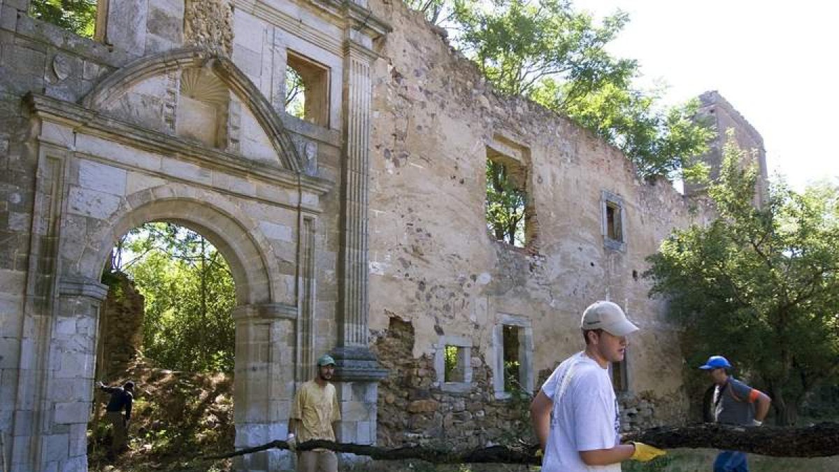 Imagen de archivo de voluntarios de Promonumenta en una hacendera en el monasterio de San Esteban de Nogales.