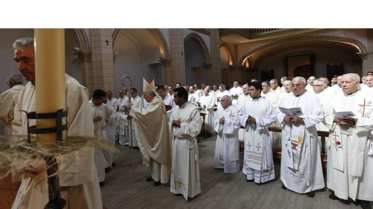 El acto central de la celebración se desarrolló en la capilla del Seminario Mayor de León bajo la presidencia del obispo.