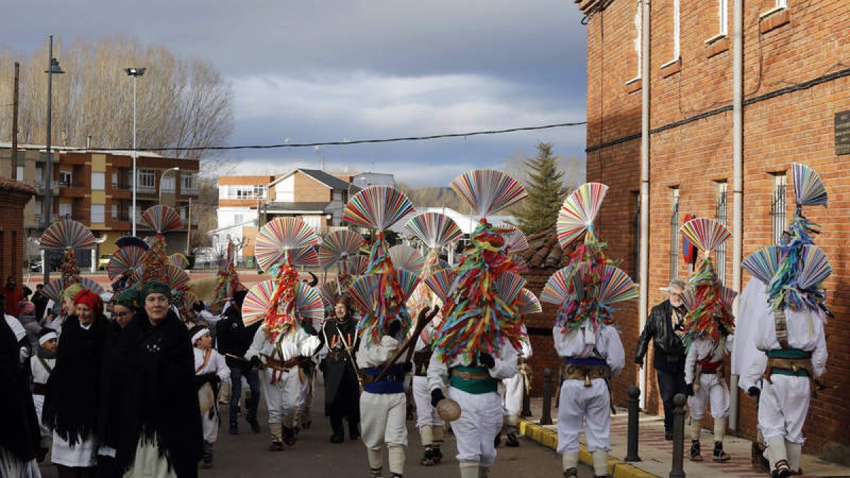 El desfile con todos los personajes del antruejo recorrió ayer las calles de Carrizo. MARCIANO