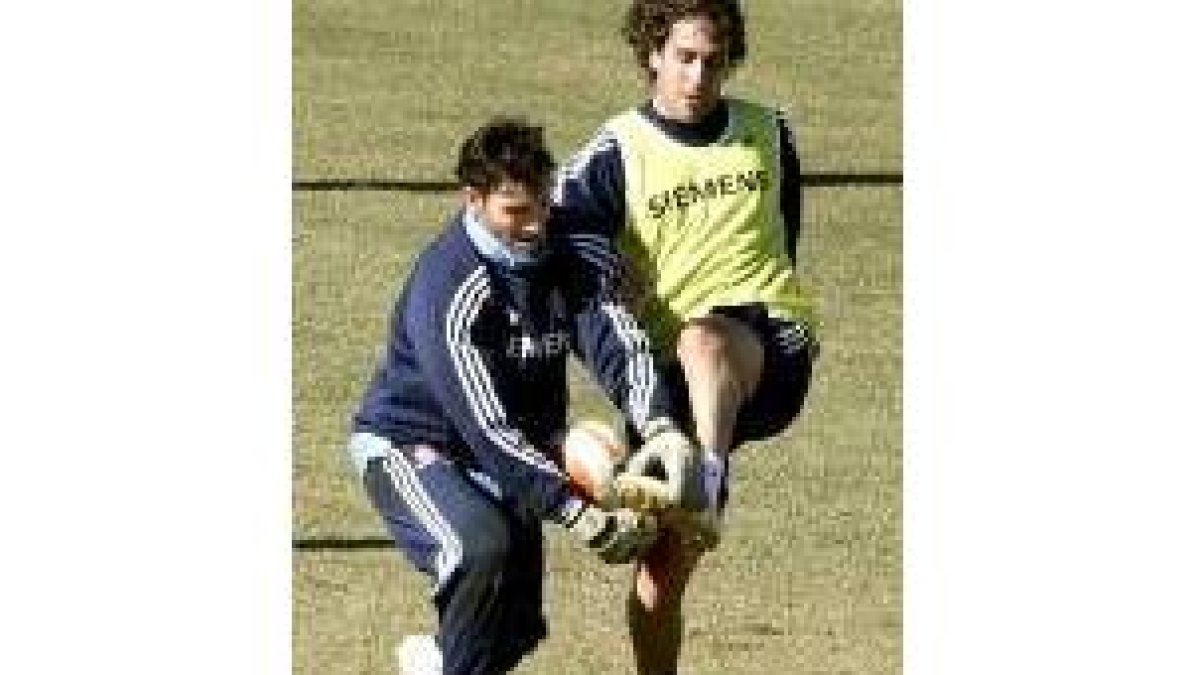 Raúl disputa un balón con el portero del Castilla David Cobeño