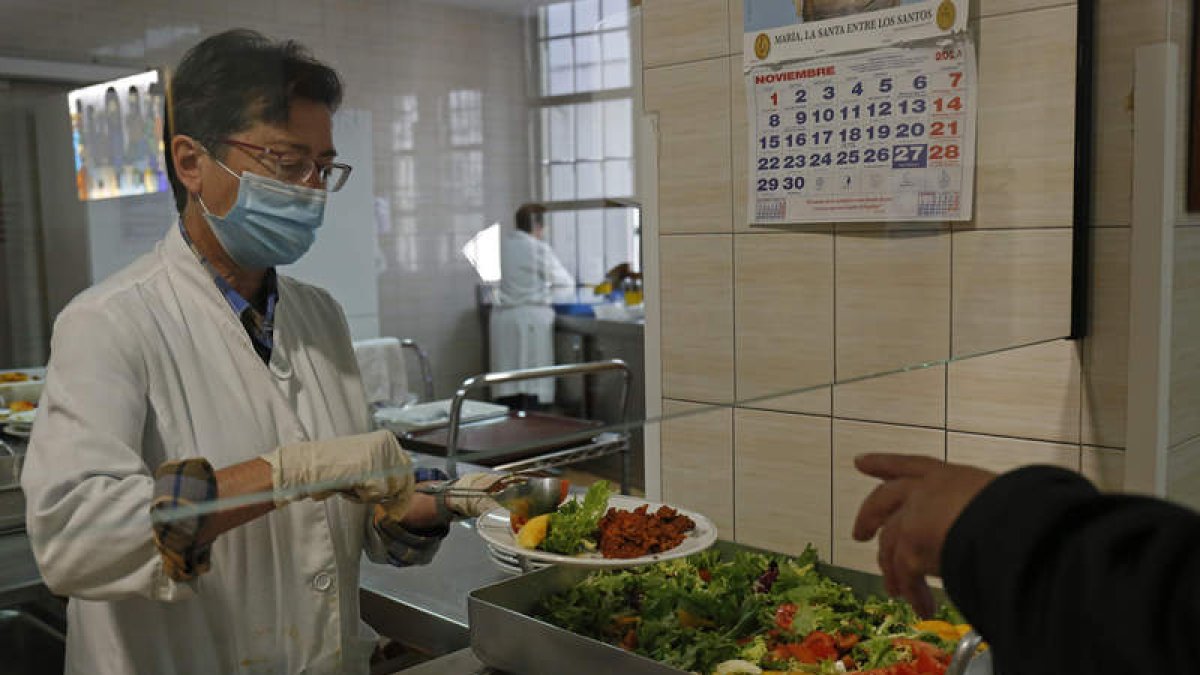 Sor Esther, directora del comedor social de la Asociación Leonesa de Caridad sirviendo las comidas de ayer. FERNANDO OTERO