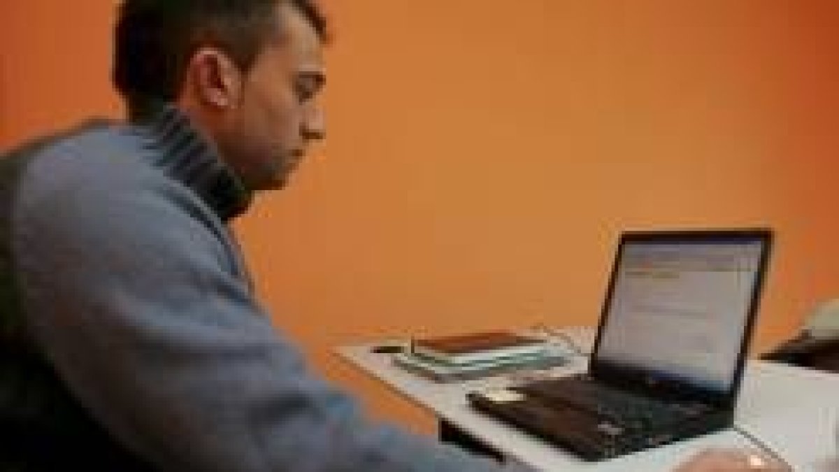 Un funcionario acerca la oficina virtual de Chozas a los vecinos de lunes a viernes
