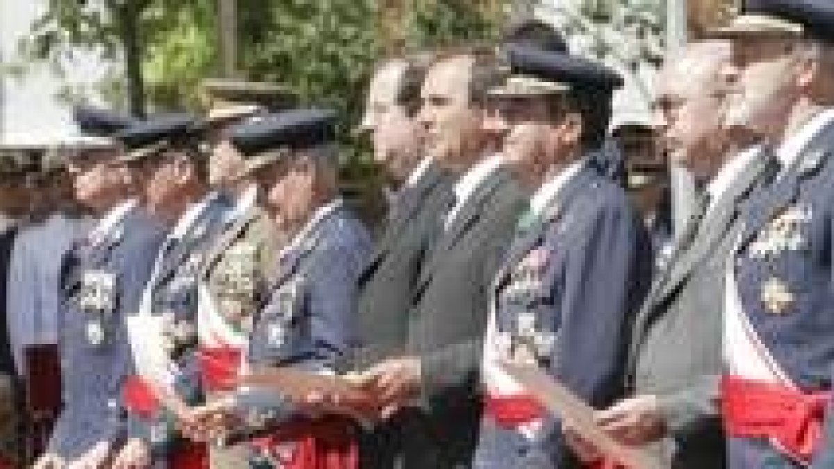 El ministro de Defensa, con Herrera, durante la entrega de los despachos en La Virgen