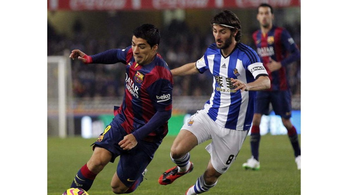 El delantero uruguayo del Barcelona, Luis Suárez, intenta superar la presión de Granero?.