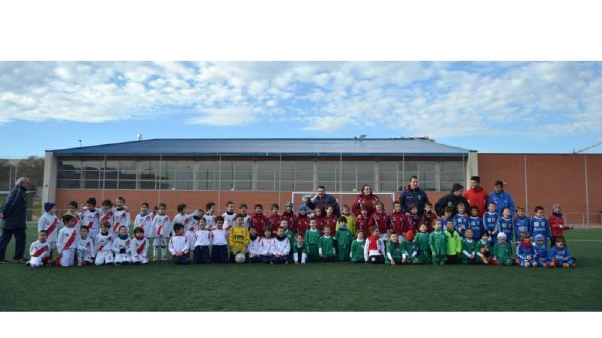 La competición de la categoría de chupetines se desarrolla cada fin de semana para la ilusión de los más pequeños, que disfrutan con la práctica del deporte en general y en este caso del fútbol. Desde la infancia es importante formarse en los valores que