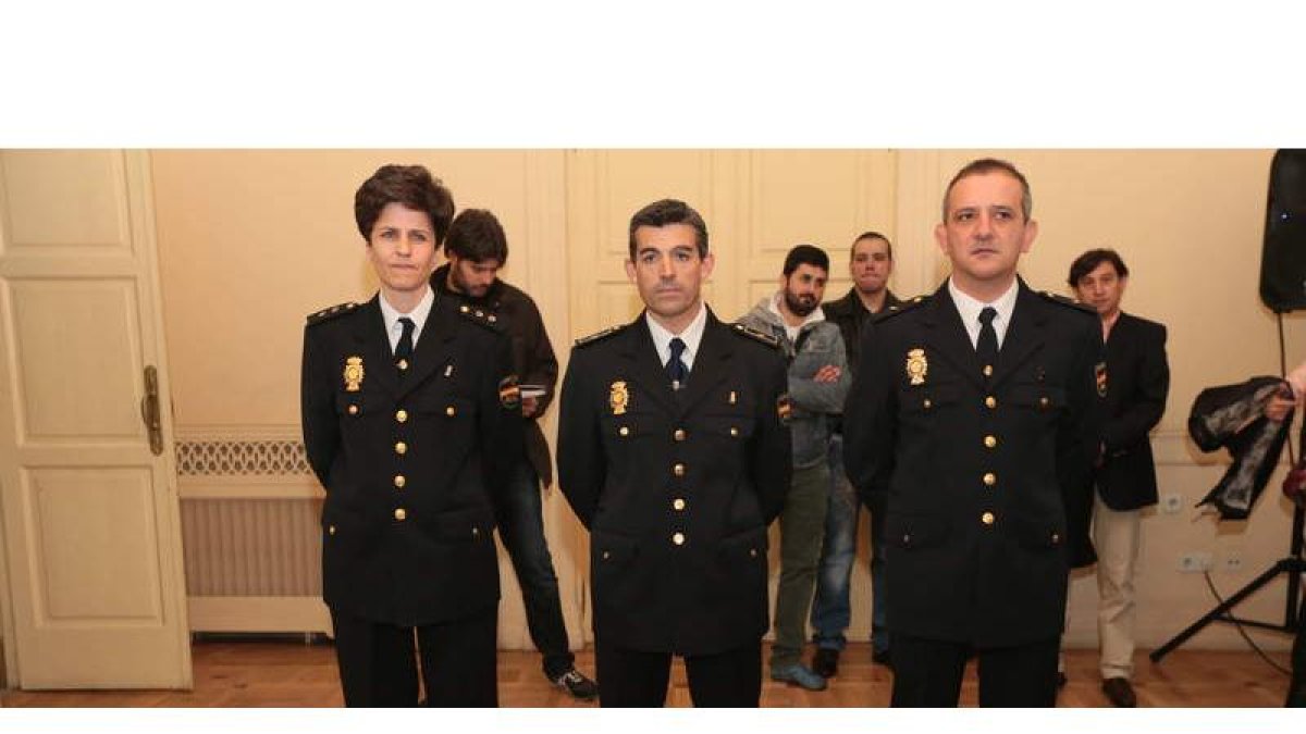 Los tres integrantes de la Policía Científica y las autoriadades, ayer en la Subdelegación del Gobierno.