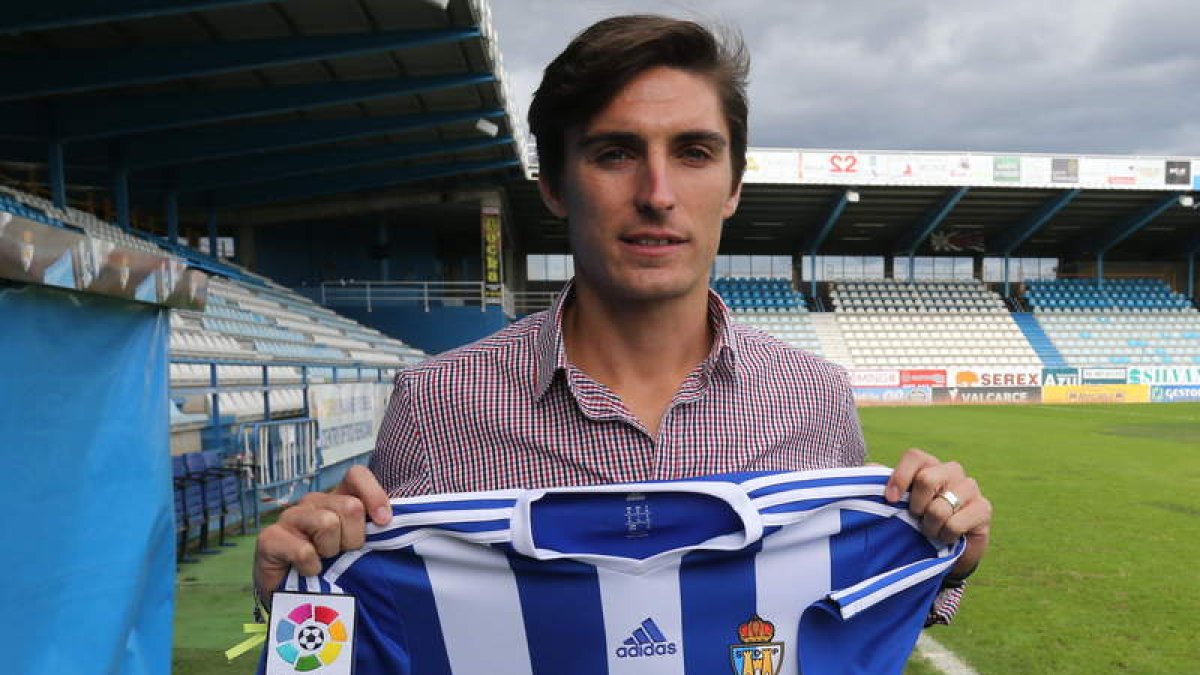 Jesús Berrocal ya luce su nueva camiseta con el dorsal número nueve.