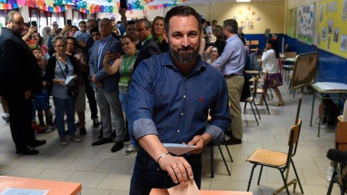 Santiago Abascal, presidente de Vox, vota en Madrid para las elecciones municipales, autonómicas y europeas de este domingo.