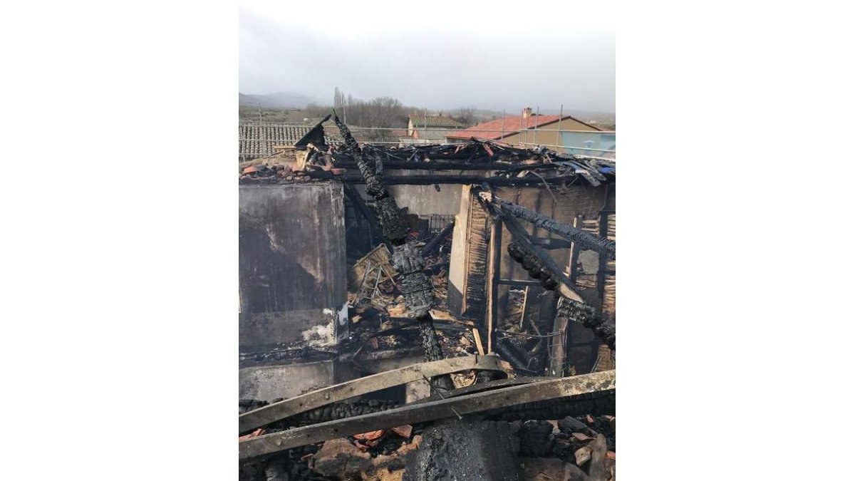De la botica no se ha salvado nada y el edificio, donde aún ayer había leves conatos, sólo mantiene en pie la estructura tras el derrumbe del tejado. A. VALENCIA/O. MARTÍNEZ
