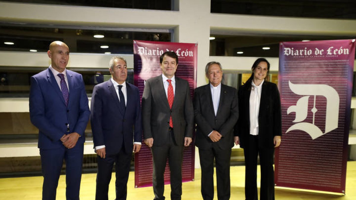 El alcalde, José Antonio Diez, el director de Diario de León, Joaquín S. Torné, el presidente de la Junta, Alfonso Fernández Mañueco, el presidente de Juan Soñador, Juan Carlos Pérez Godoy y la vicepresidenta de Diario de León, Adriana Ulibarri. MARCIANO PÉREZ