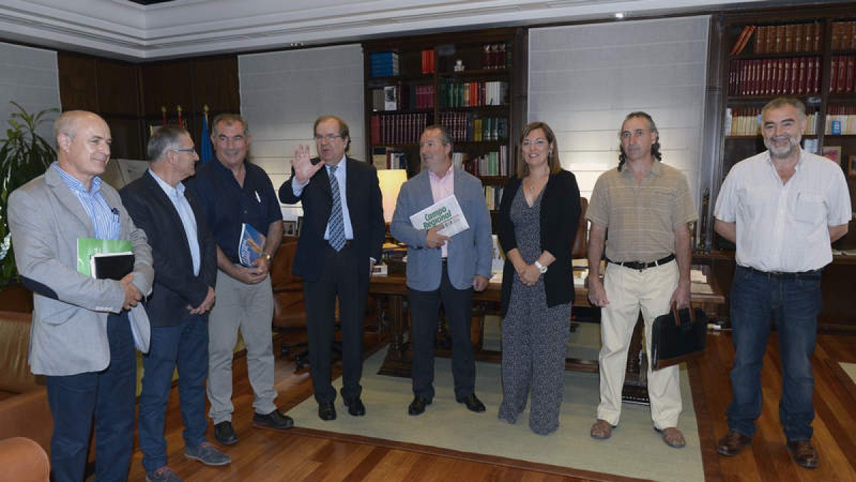 Los responsables de los sindicatos agrarios se reunieron con Herrera y Marcos. NACHO GALLEGO / EFE