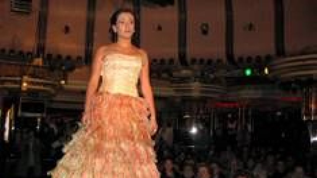 Andrea Gómez atraviesa la pasarela de la sala de fiestas, instantes antes de su coronación
