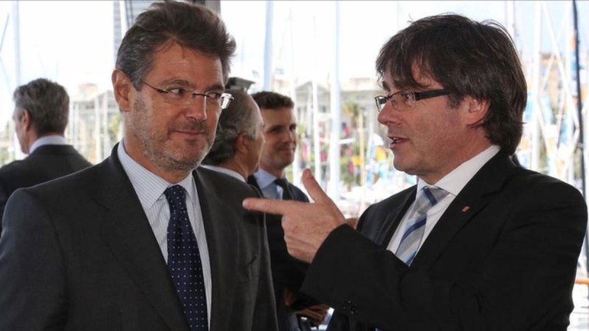 Rafael Catalá y Carles Puigdemont, este viernes, en Barcelona.