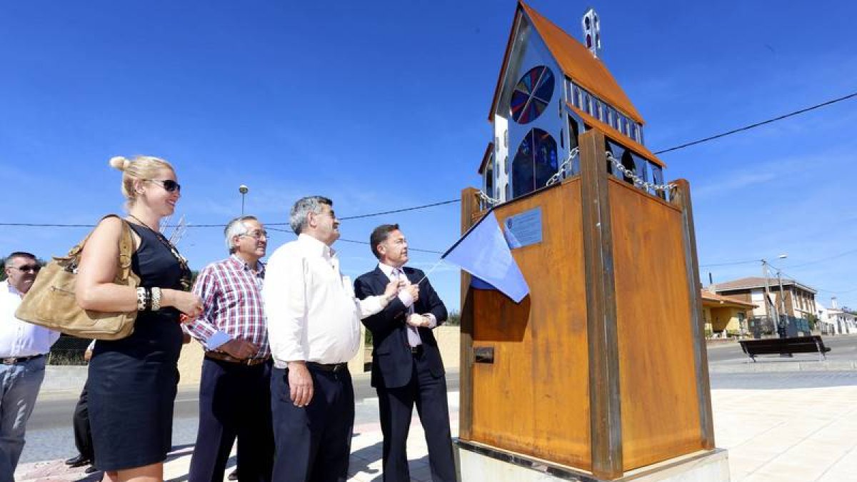El presidente de la Diputación de León, Marcos Martínez, inaugura una escultura en la localidad leonesa de Carbajal de la Legua en homenaje a los peregrinos que realizan Camino de San Salvador. Junto a él, el alcalde del municipio, Ismael Lorenzana y la p