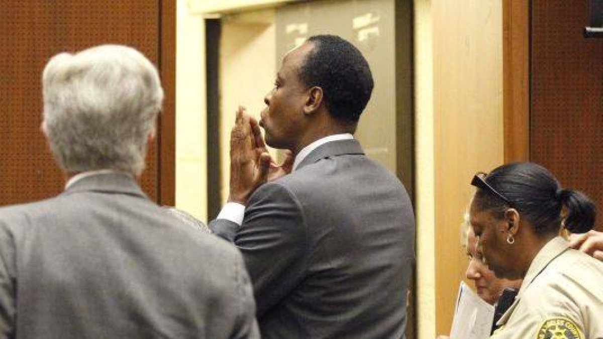 Conrad Murray lanza un beso a una persona sin identificar tras conocer la condena decretada por el juez Michael Pastor de la Corte Superior del condado de Los Ángeles.