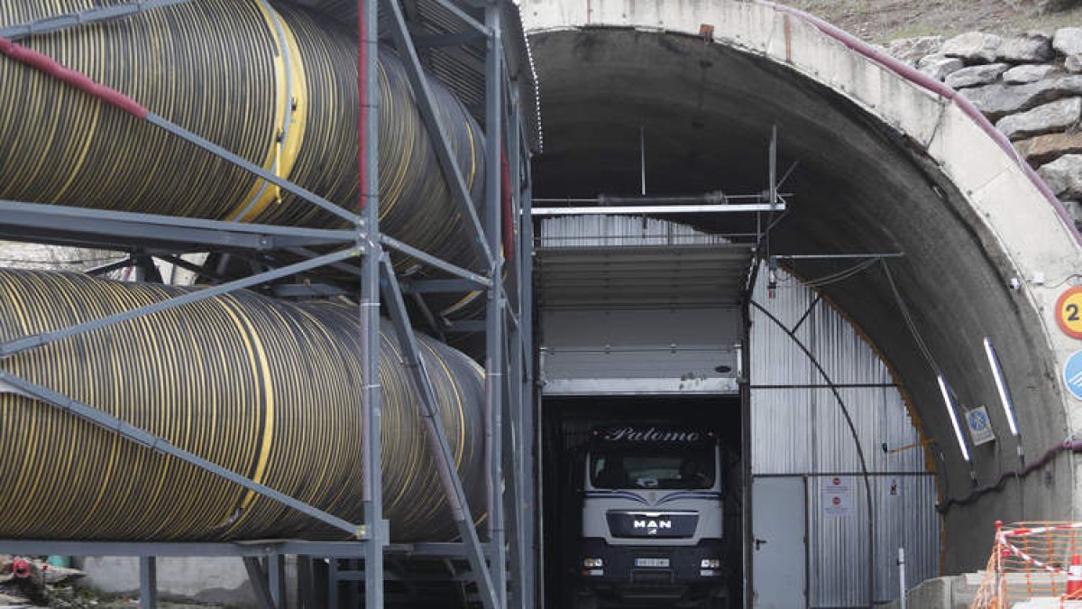Acceso de la galería de Folledo, adaptada para acondicionar el subterráneo destinado a emergencias en la Variante. JESÚS F. SALVADORES