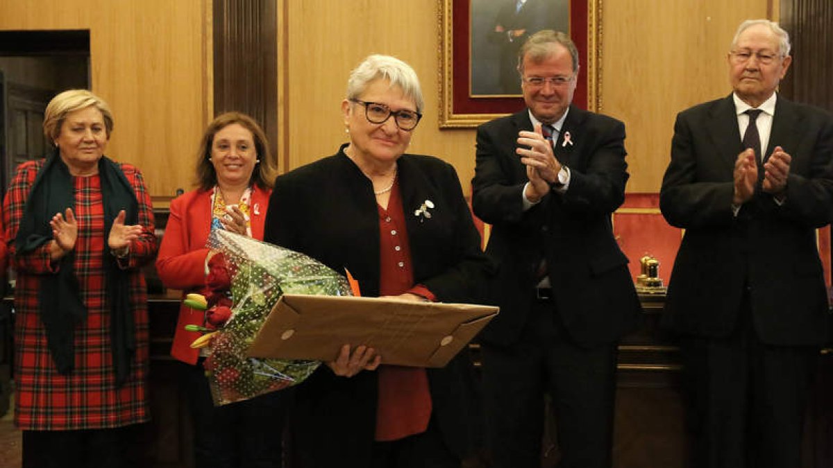 La homenajeada Ana Bernardo y, tras ella, el alcalde y Prisciliano Cordero del Castillo. SECUNDINO PÉREZ