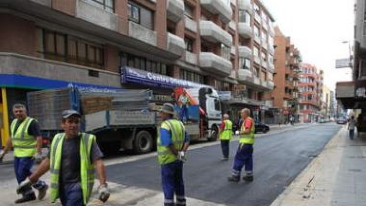 Las trabajadores terminaron ayer de echar el aglomerado para reponer la avenida Padre Isla.